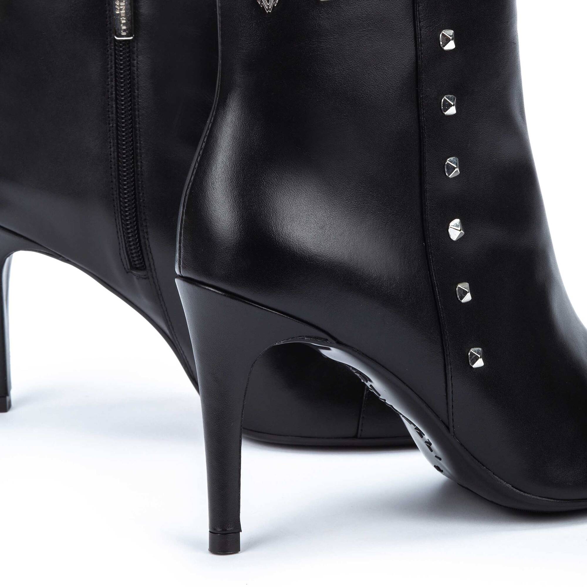 Botines con tac&oacute;n | THELMA 1489-B163P, BLACK, large image number 60-1489-B163P_000_Martinelli_THELMA_BLACK_full.jpg | null